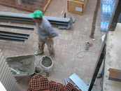 замешивание цементного раствора у фасада здания