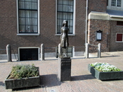 Амстердам. Скульптура Анны Франк.