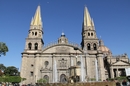 Кафедральный собор Гвадалахары. Две башни, венчающие собор облицованы желтыми изразцами. Он дважды страдал из-за землетресений в 18 и 19 вв.