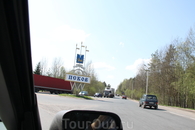 Псков. Левее - трасса Е95 Питер-Псков-Киев-Одесса, правее - первый самый въезд в Псков.