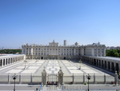 Plaza de la Armería или Оружейная площадь находится перед главным парадным входом дворца.
Это вид с первого уровня смотровой площадки.