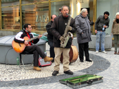 Музыкантов в Праге очень много, играют они очень хорошо. Вот эта группа на Вацлавской площади играла джазовые композиции. Нас просто потряс музыкант, игравший ...
