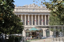 Здание Биржи на Ля Канбьер, карусель и небольшой фонтан.