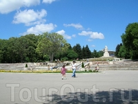 Вид на памятник в приморском парке с другой стороны.