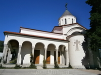 Храм  Покрова Пресвятой Богородицы построен в псевдо-грузинском стиле