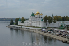 Проезжаем по мосту через Волгу и открылся великолепный вид на Ипатьевский монастырь . Снимок сделан из автобуса.