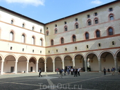 После смерти Франческо Сфорца в 1466 г. к власти в Милане пришел его первый сын Галеаццо Мария. Он вновь загорелся идеей сделать из замка роскошную резиденцию ...