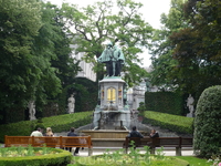 Брюссель.   Парк перед  церковью  Нотр дам дю Саблон на  Рю  де  ла Режанс,на  площади  Малый  Саблон. 48  скульптур   ремесленников,торговцев,трубочистов и  других  представителей средневековых  гиль