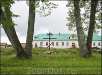 Вот в том доме и живут монахи. Пять человек.