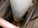 Колонна внутри храма-показана глубина раскопок и туда бросают монетки...