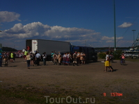 Вот этот большой белый фургон вдалеке - на самом деле не фургон, а большая сцена для выступления детских танцевальных коллективов. Выступали в этот день ... Вот этот большой белый фургон вдалеке - на самом деле не фургон, а большая сцена для выступления детских танцевальных коллективов. Выступали в этот день ...