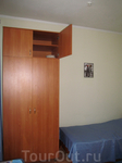 Шкаф в номере, кусочек моей кровати и картинка на стене