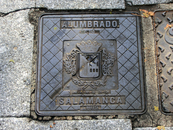 Раз уж зашла речь о гербе города, то напоследок его изображение на люке. В Саламанке моей добычей стали две версии герба. Эта постарше.