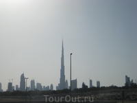подъезжаем к Дубаю, виднеется башня Бурдж Халифа (Бурдж Дубай)