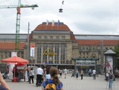 Центральный вокзал Лейпцига. Отсюда отходят междугородние автобусы, поезда, а также перед вокзалом находится остановка почти всех трамвайных маршрутов ...