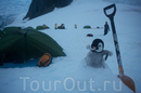 Кемпинг в Антарктиде: на палаточный лагерь спускается ночь.