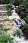 Чтобы увидеть водопад во всей красе нужно спуститься вниз по разрушенной деревянной лестнице и выйти к реке.