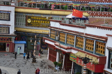Здания выполнены в традиционном тибетском архитектурном стиле. 
На улице Баркхор есть одно место, которое обязательно стоит посетить. Это ресторан Маджи ...