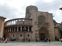 La Iglesia Catedral-Basílica Metropolitana de la Asunción de Nuestra Señora de Valencia так длинно и красиво называется кафедральный собор Валенсии. По ...