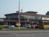 Вокзал в Трнаве: такой большой типа "памятник" социалистического периода - бессистемный и неуютный