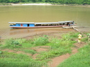 На этой лодке путешествовали по реке Меконг