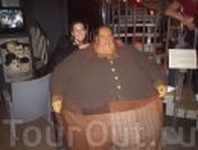 Старинный музей восковых фигур Panoptikum. Это самый толстый человек того времени.