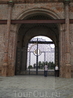 Кремль. Ворота башни Сююмбике.
В 2004 г. в проездную арку навешены кованые ворота с вписанными в верхнее арочное завершение изображениями солнца, полумесяца ...