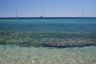 Наш пляж на Средиземном море (ближайший муниципальный пляж к отелю Lomeniz). Почему-то яхтсмены обожали этот пляжик, как минимум, 3 яхты стояли на якоре ...