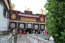 Монастырь Джоканг ("Дом Господа") является самым священным местом Тибета, ежедневно привлекающим толпы простирающихся тибетских паломников и любопытных ...