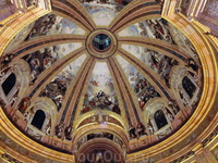 Но самое впечатляющее - это конечно же купол. Третий по величине по диаметру в христианском мире, расписанный картинами жизнеописания Девы Марии, состоящий ...