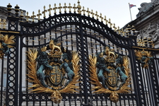 Шикарные ворота Букингемского дворца.