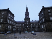 Сегодня в этом величественном здании располагается датский парламент и Верховный суд.