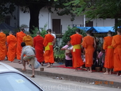 6 часов утра. Монахи идут собирать еду. В основном им подают клейкий рис.