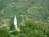 На Крите столько церквей,церквушек и все такие игрушечные,приветливые,парят над зеленым массивом оливковых рощ.