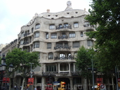 "La Pedrera" (= испанская каменоломня; это ироническое название дали барселонцы),
а вообще называется дом Мила,
произведение Антонио Гауди