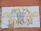 В городе есть две площади, на которых сохранились остатки античного огромного Форума. Одна из них так и называется - Площадь Форума.