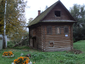 Эта сказочная избушка - дом Ворониной (Меховой) был построен в XVIII веке. Нужно сказать, что все домики являются объектами культурного наследия и снабжены ...