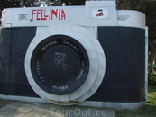 Памятник режисеру Федерико Фелини аэторопорт кстати тоже назван в его честь