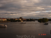 За Карловым мостом - порог, и суда обходят его по реке Чертовке.