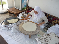 Гёзлиме (местная жрачка), на вкус не очень, но с голода - ничё))