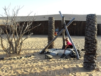 Отдыхающее место для туристов по середине барханов Отдыхающее место для туристов по середине барханов