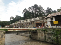 Это крупный храмовый комплекс индуизма, расположенный по обе стороны реки Багмати на восточной окраине Катманду, столицы Непала. Пашупатинатх считается самым важным в мире святым храмом Шивы (Пашупати