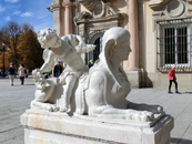 Сфинксы Ла Гранхи очень похожи на Сфинксов Сеговии, которые установлены на площади Хуана Браво.