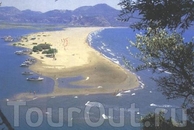 На общей картины  - фото с интернета – черепащий пляж представляет собой косу протяженностью 6 км и разделяющую Эгейское море и дельту р.Дальян