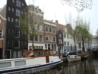 В Амстердаме очень мало машин. В будние дни все машины припаркованы у каналов, а хозяева берут велосипеды и ездят до работы на нем. Причем хоть у них и ...