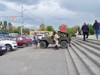 А вот и можно сказать,главная достопримечательность города Мамаев курган.Возле входа стоит военная машина для желающих сделать фотоснимок.