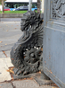То ли грифон, то ли дракон, украшающий входные ворота библиотеки.