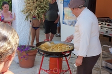 ...шеф-повар ресторана готовит большую паэлью прямо у бассейна, чтобы накормить всех желающих.