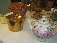 Экспонат: Самовар, чайник, фарфоровый заварочный чайник.