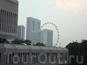 вид из окна отеля Peninsula Excelsior на Singapore Flyer 